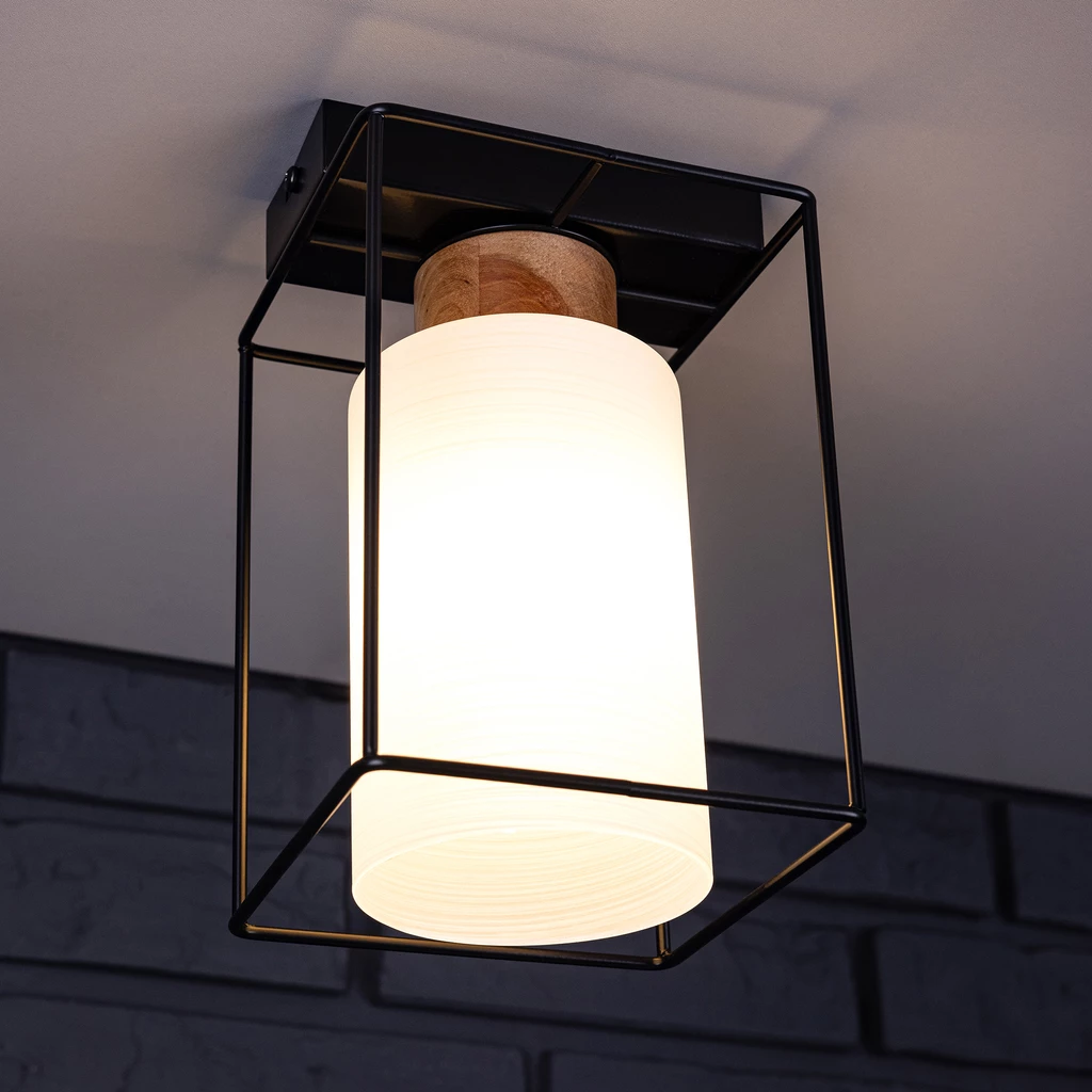 Lampa posiada oprawę dla żarówki typu E27 o mocy maksymalnej 60W.