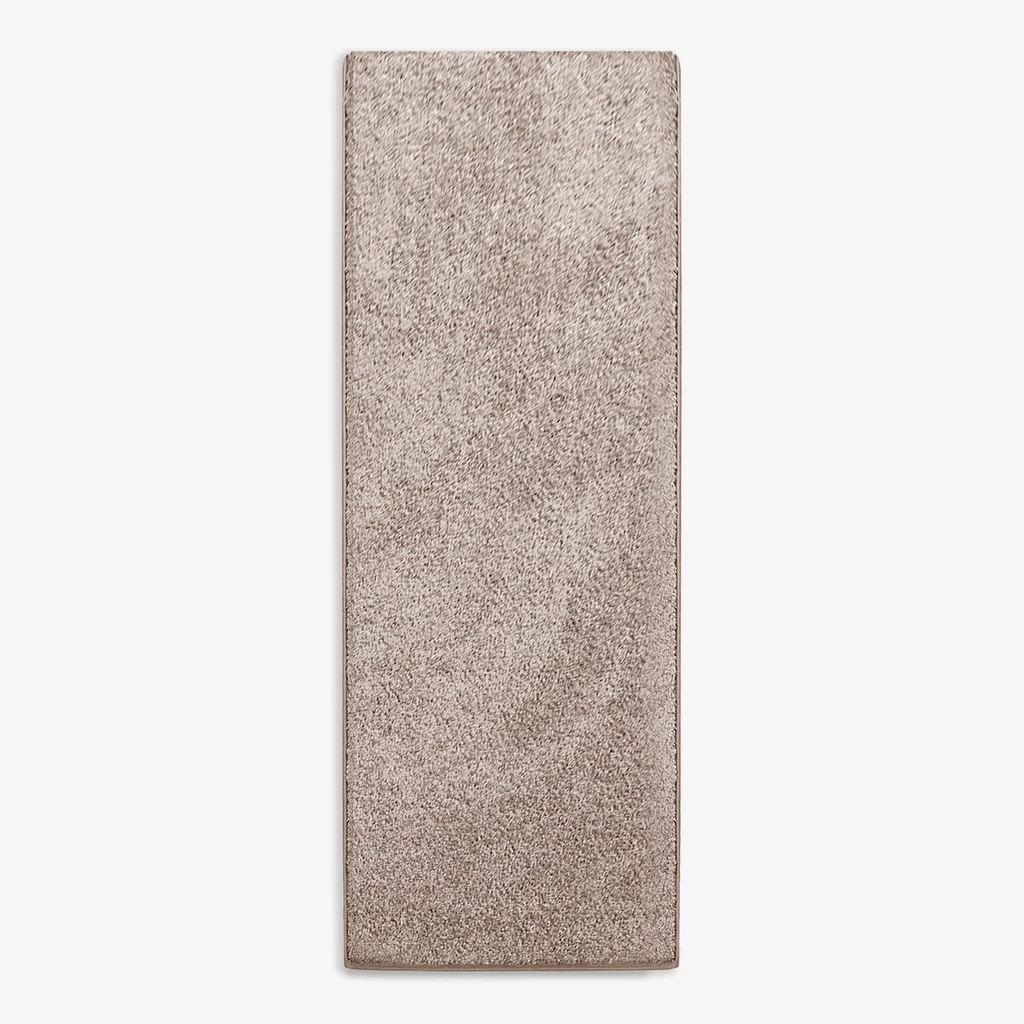 Dywan taupe CLEVER 57x150 cm wykonany z przędzy polipropylenowej.