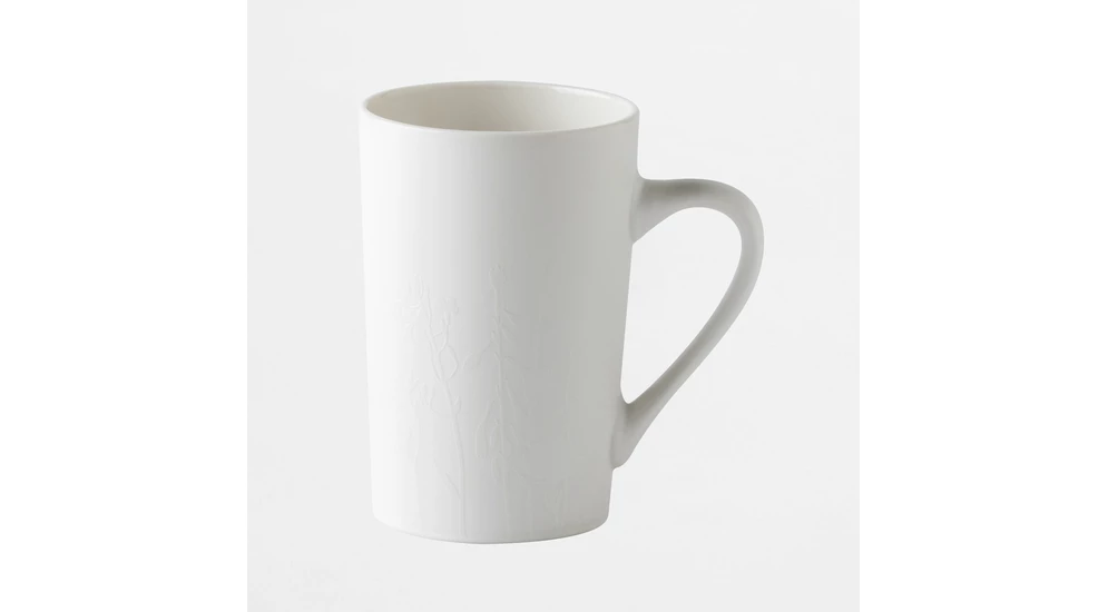 Kubek z roślinnym tłoczeniem biały 380 ml wykonany z porcelany typu New Bone China. 