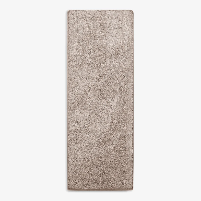 Dywan taupe CLEVER 57x150 cm wykonany z przędzy polipropylenowej.